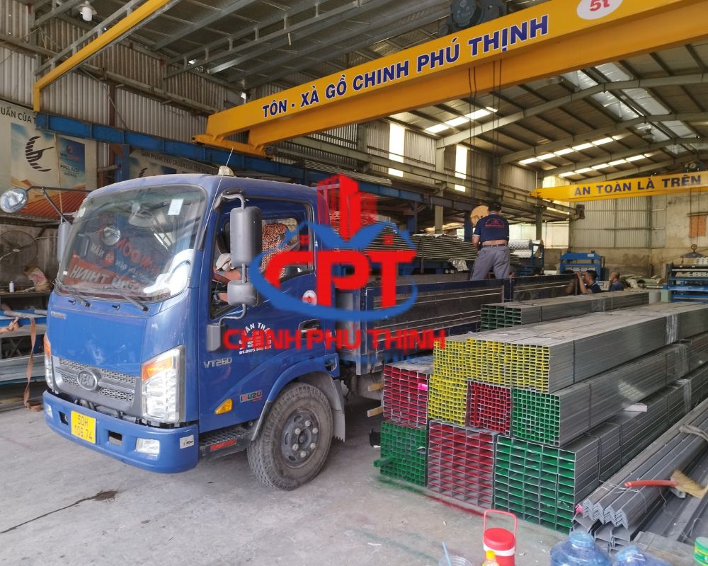 Chinh Phú Thịnh đang chuẩn bị chở thép hộp mạ kẽm đến công trường