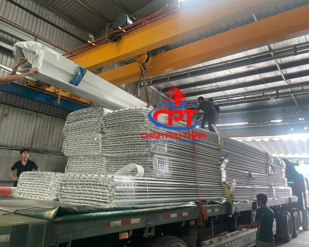 Nhân viên Chinh Phú Thịnh giao hàng cho khách